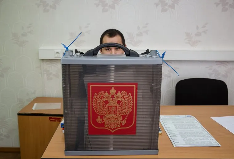 ВЫБОРЫ 2018. Предварительное голосование на выборах Президента РФ в поселке нефтяников Северный. Сургут, выборы 2018, полицейский, голосование, избирательный участок, бюллетень, выборы президента, урна для голосования