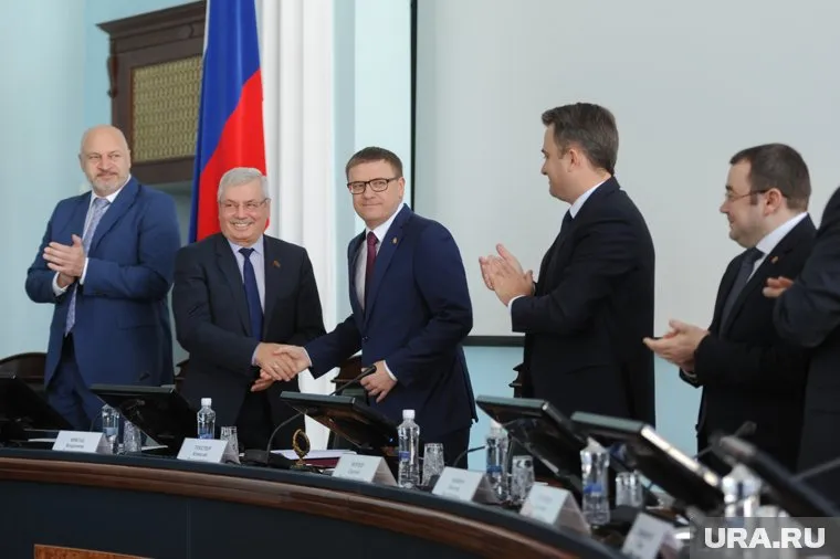 Алексей Текслер (справа) постепенно берет под контроль «ЕР», Владимир Мякуш (слева) мягко передает власть новой команде