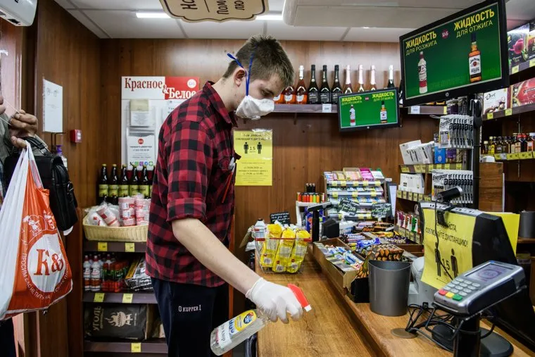 Сотрудник Роспотребнадзора в магазине "Красное и белое". Екатеринбург