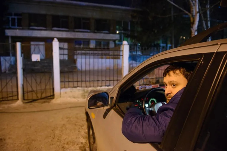 Родители занимают очереди в гимназиях Екатеринбурга для записи детей в первый класс. Екатеринбург