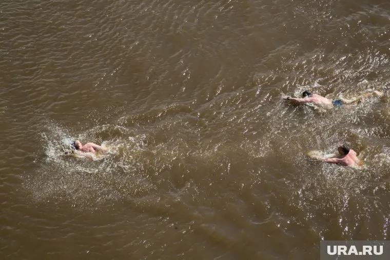 Ребенка пытались спасти, но воронка не давала выбраться