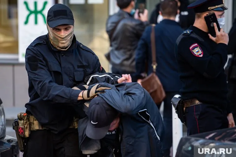 Один из задержанных у ресторана EatMeet участников сходки в Екатеринбурге