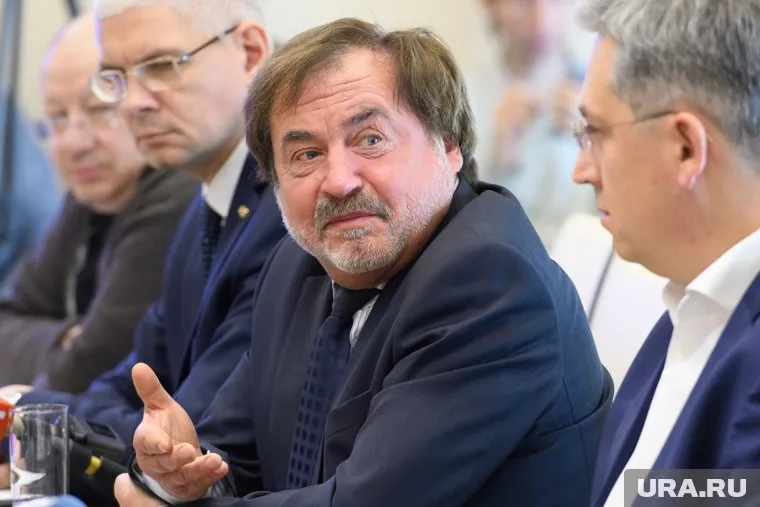 Владимир Винницкий (в центре) стал жертвой мошенников