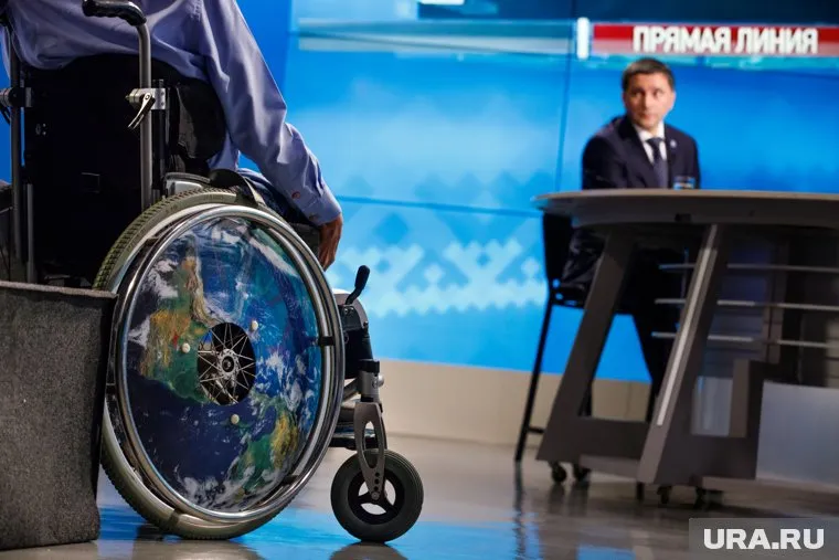 Ребенок пережил шесть суток в поезде, операцию на ногах и бесконечные конфликты с теми, для кого он стал проблемой