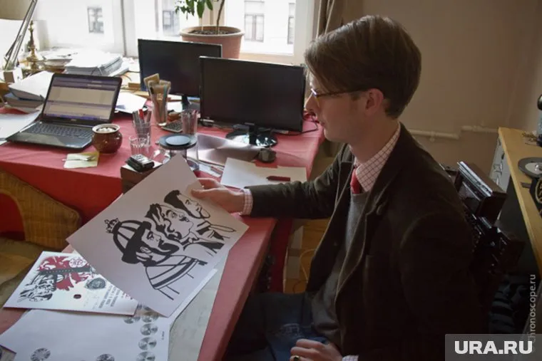 Понять, что изображено на картинках-скетчах князя Ростислава Романова, не всегда просто