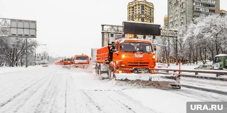 Московские коммунальщики борются за чистоту и имидж мэра