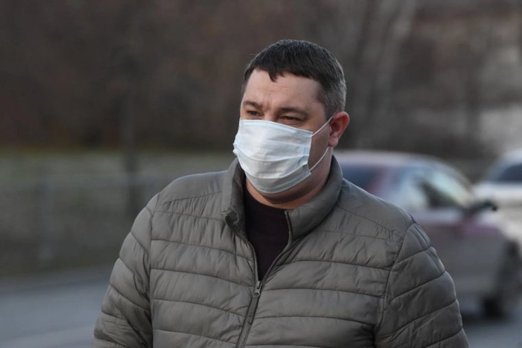 Экс-силовик, из-за которого свердловский редактор попал в СИЗО, прятал в суде лицо и молчал. Видео