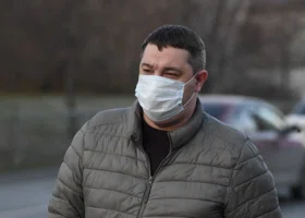 Экс-силовик, из-за которого свердловский редактор попал в СИЗО, прятал в суде лицо и молчал