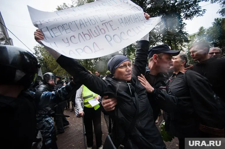 Несогласованная акция началась в два часа дня возле памятника Кирову