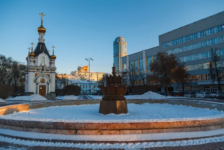 Снежный Екатеринбург, площадь труда, часовня святой екатерины, каменный цветок