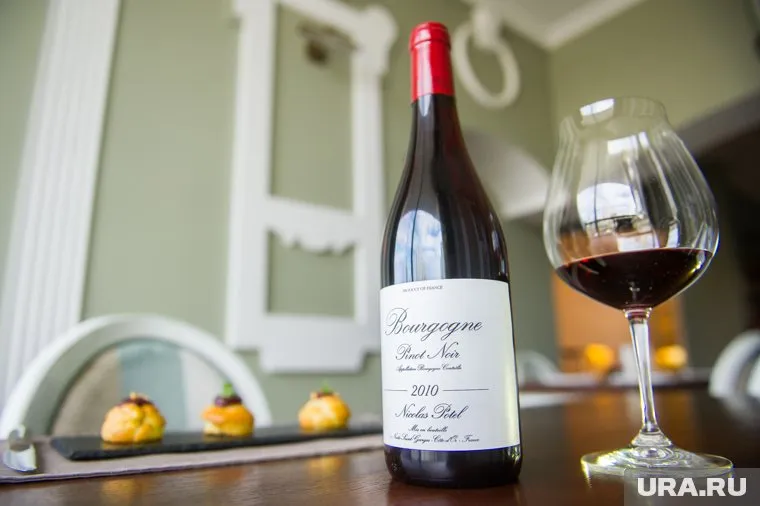 Специалисты рекомендуют пить сухое вино. Не больше одного бокала