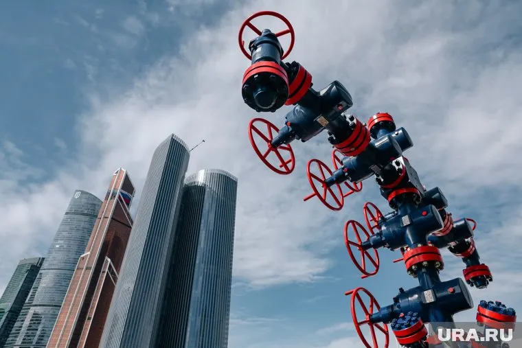 Доходы от нефти и газа снизились