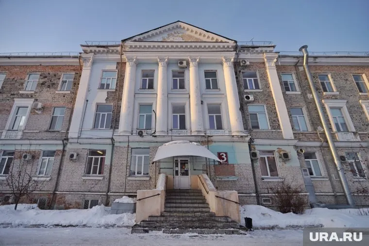 Корпус Курганской областной больницы ремонтируют