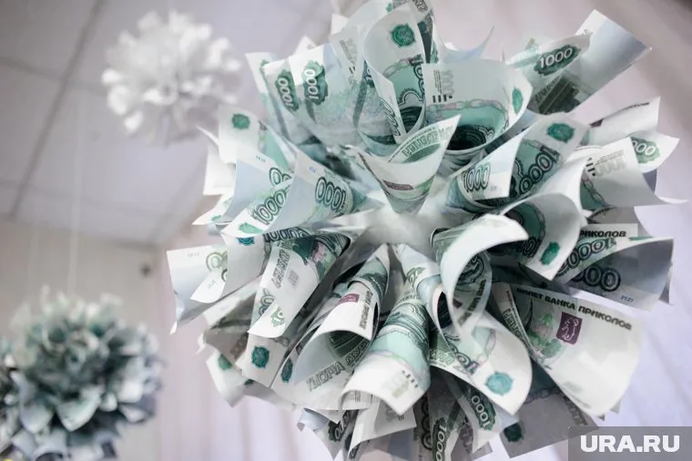 Михаил Литвин дарил деньги водителям с помощью удочки