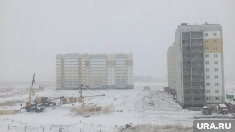 Новостройки находятся практически посреди поля