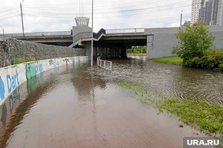 Под мостом рядом с набережной движение закрыто из-за подтопления