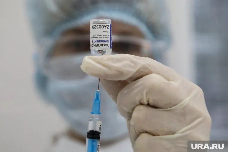 В случае, если будет доказана эффективность препарата, вакцинацию должны пройти все, уверен врач