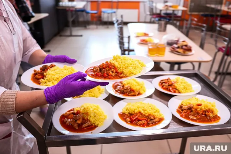 Мигранты в США жалуются на испорченное питание