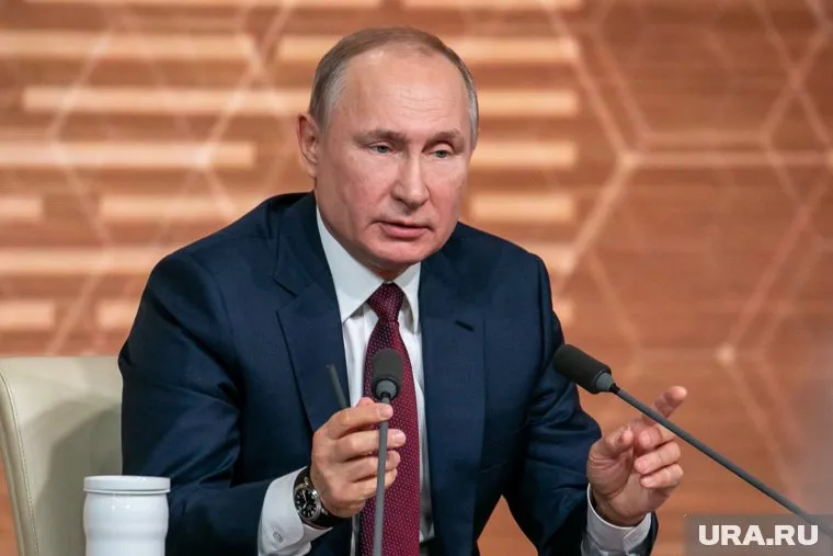 Поправки в Конституцию передадут часть полномочий президента парламенту, напомнил Владимир Путин