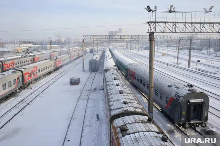 Люди перебегали железнодорожные пути на главной станции города