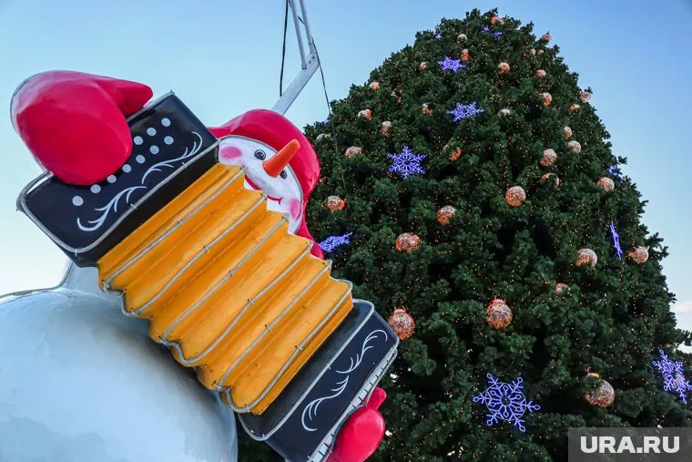 В ледовом городке вносят последние штрихи перед открытием