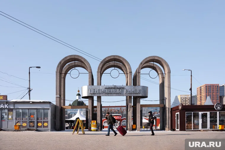 В центре спора — пятиэтажное нежилое строение у рынка