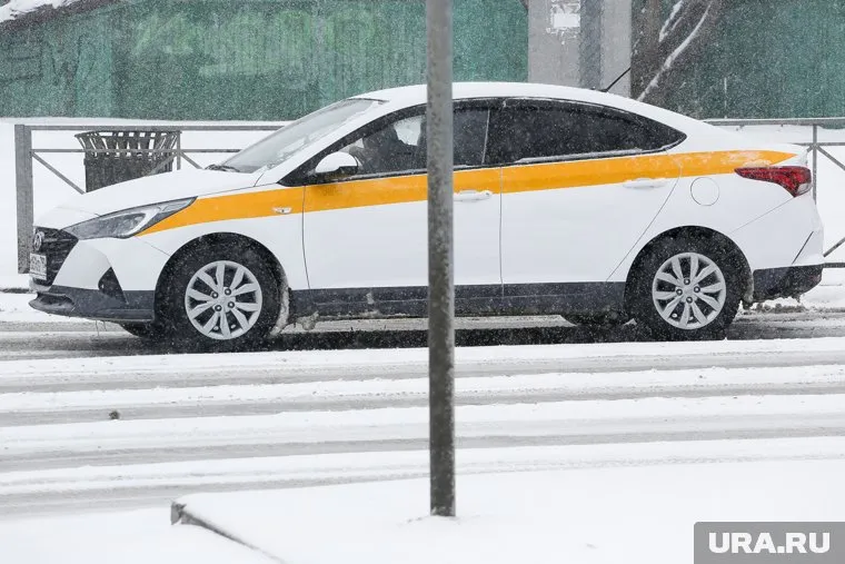Снегопады и дожди привели к росту стоимости такси в Тюмени