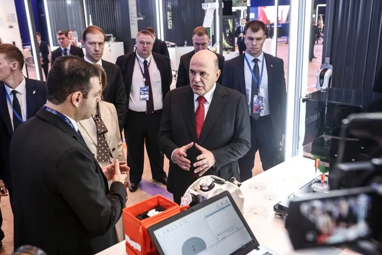 Михаил Мишустин на выставке "Сделано в России" в Манеже. Москва