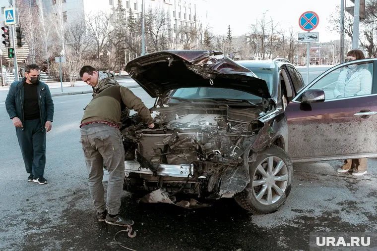 Кроссовер врезался в такси