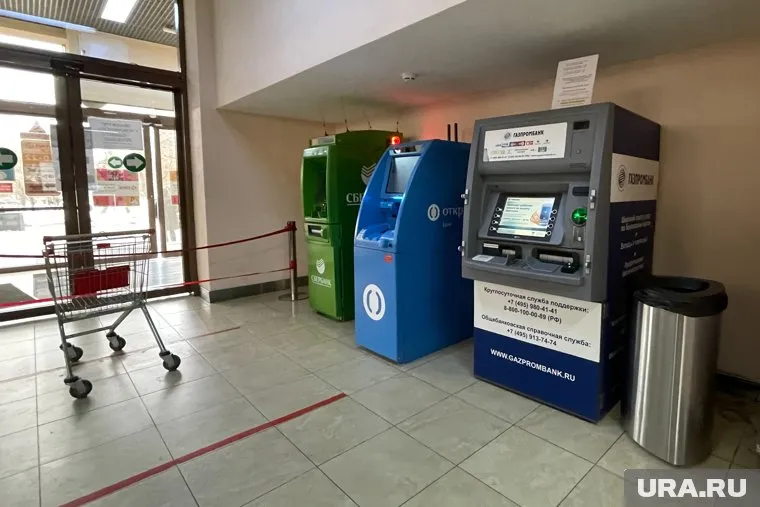 Мужчина перевел аферистам около 300 тысяч рублей