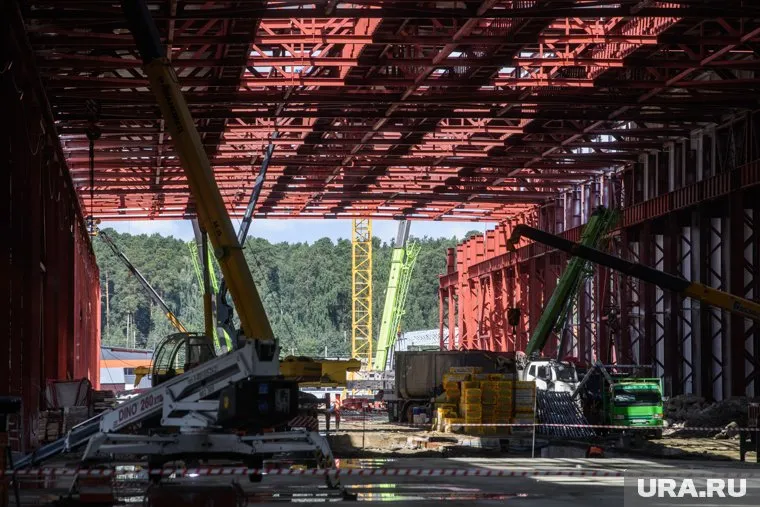 В корпусе компонентов кузова ведется монтаж профлиста и стеновых панелей