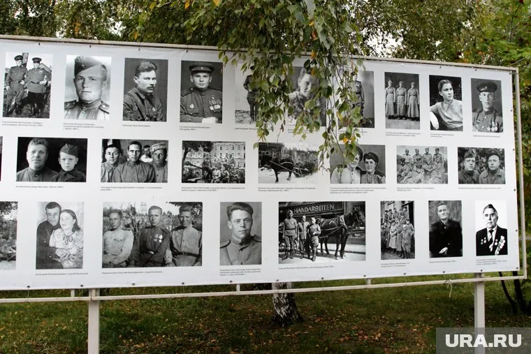 Дети рисуют рожицы на фотографиях героев ВОВ (архивное фото)