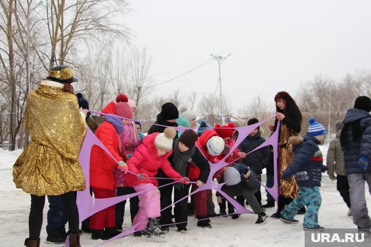 Для детей организовали игровую программу и угостили выпечкой