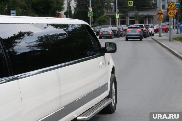 Салон лимузина рассчитан на десять пассажиров