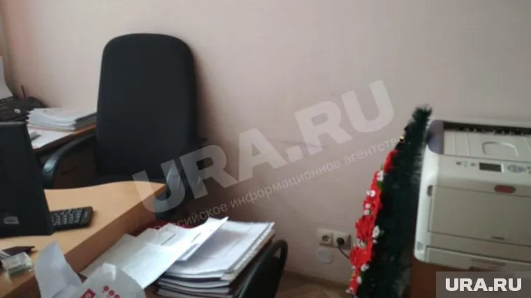 Спикер думы оставил венок возле стола сотрудницы