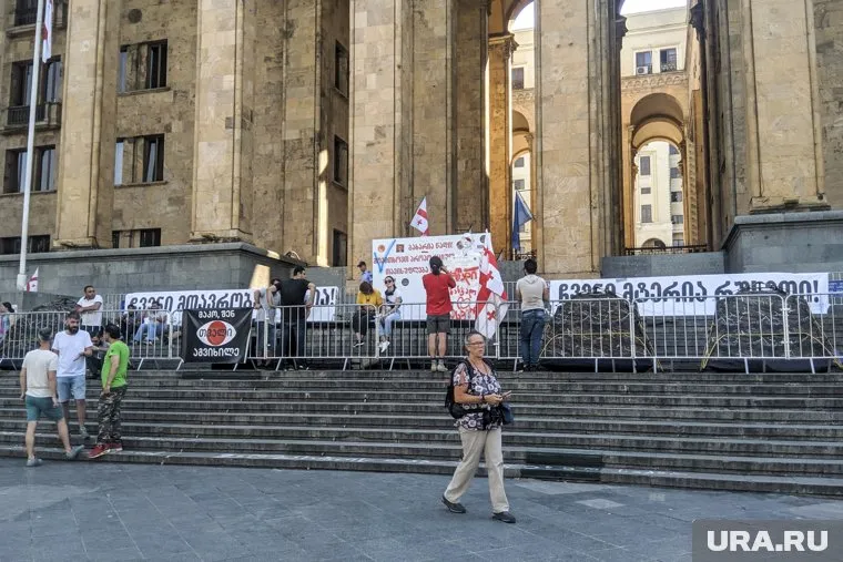 По данным ЦИК Грузии победила правящая партия "Грузинская мечта" с 52,99% голосов