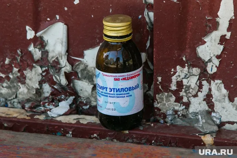 Мужчина случайно разлил банку со спиртом