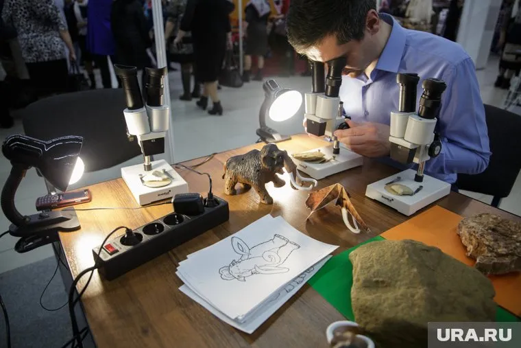 Связи российских и зарубежных ученых не должны разрываться, пояснил президент РАН