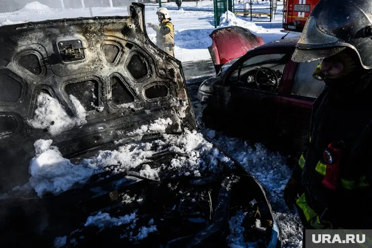 В результате пожара у машины поврежден двигательный отсек и капот