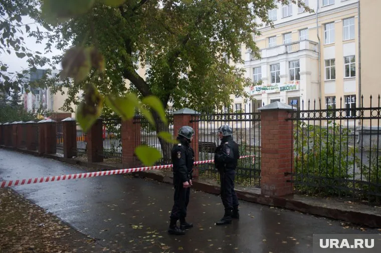 Полицейские оцепили территорию у банков