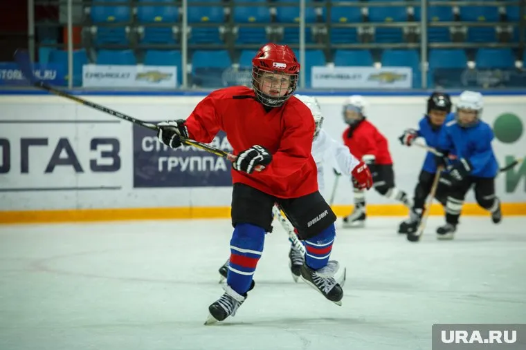 Подростки продолжают посещать занятия в хоккейной спортшколе «Молот»