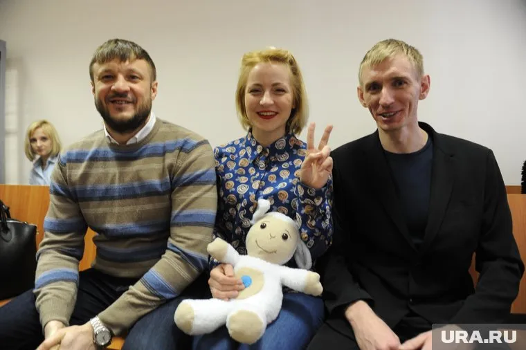 Чудновец приехала на разбирательство по делу Сандакова (слева) с сожителем Андреем Мясниковым