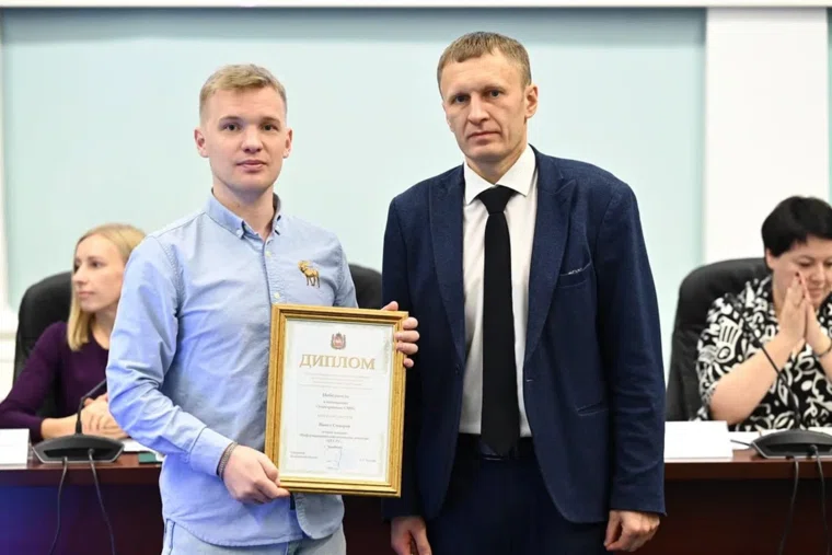Награду корреспонденту вручил начальник управления по профилактике коррупционных и иных правонарушений Алексей Ильиных