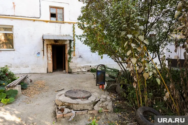 Дом представляет из себя одноэтажный многоквартирный барак