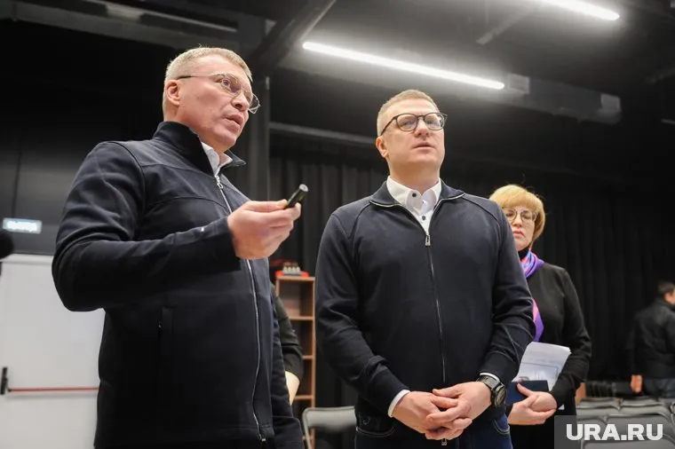 Мэр Копейска Андрей Фалейчик показывает губернатору Алексею Текслеру новый ДК