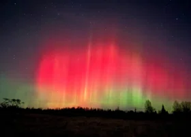 Небо окрасилось во все цвета радуги: кадры завораживающего северного сияния 