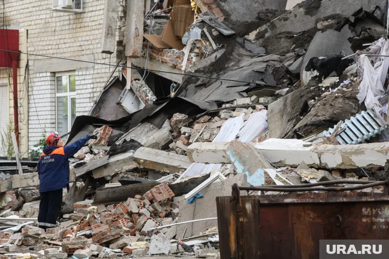 Под завалами обрушившегося здания могут быть три человека