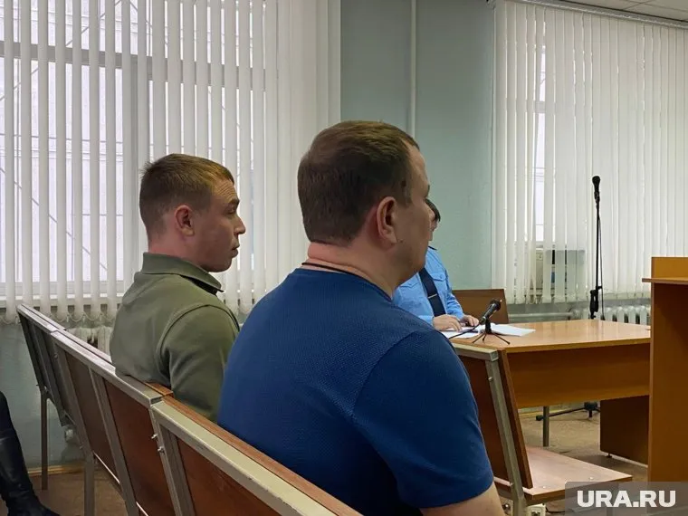 На скамье подсудимых — Геннадий Изергин (в зеленом) и Иван Олейников