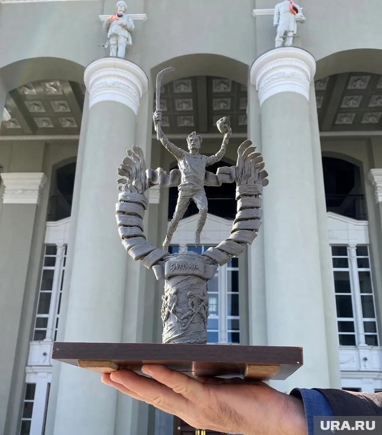 Скульптура в два человеческих роста будет держаться на одних бронзовых лентах