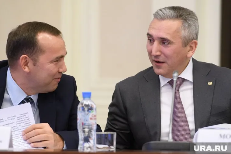 Соглашение о выделении денег подписали в ноябре Вадим Шумков (слева) и Александр Моор (справа)